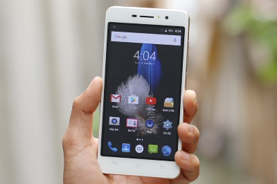 Mobell Nova i4 với khung viền chắc chắn