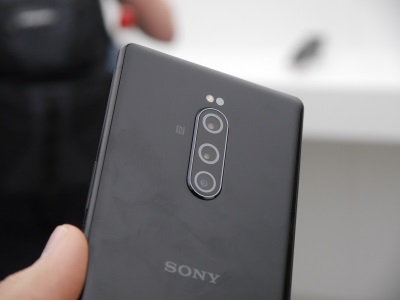 Xperia nổi bật với 3 camera