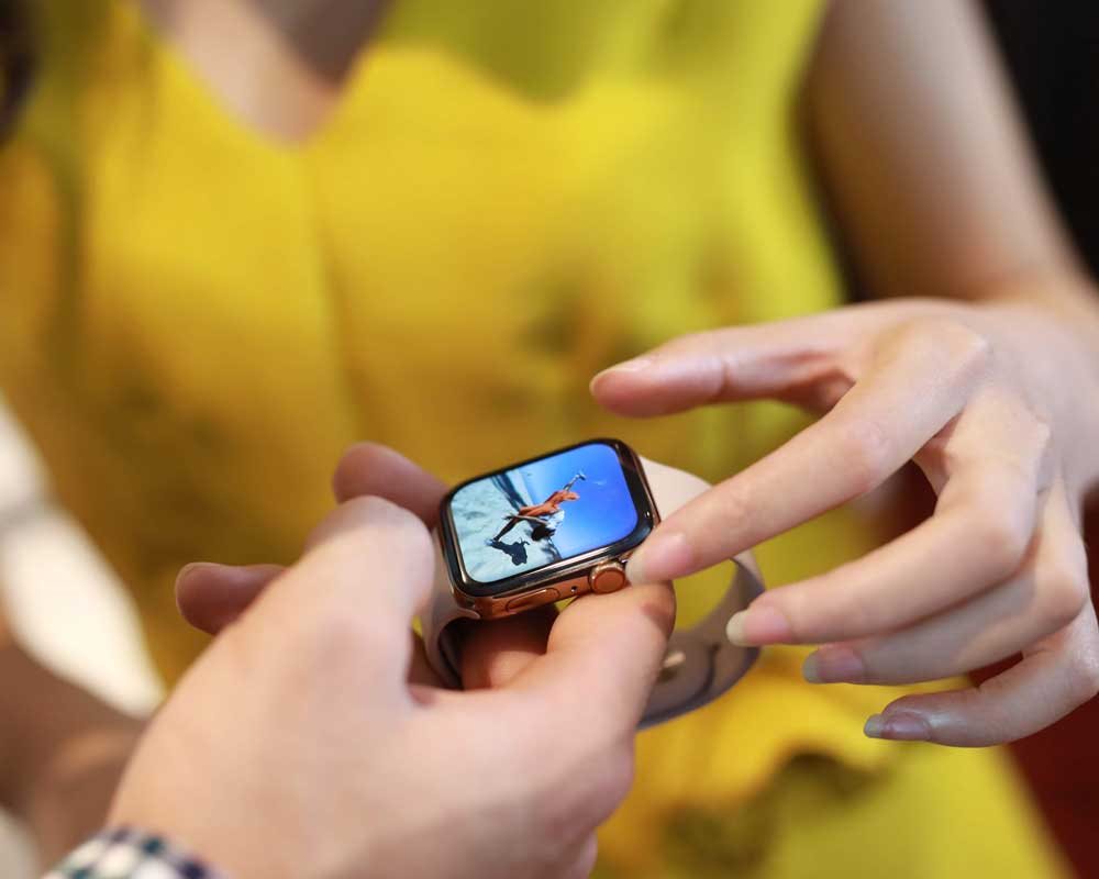 Viettel chính thức ra mắt dịch vụ eSIM Viettel trên đồng hồ thông minh Apple Watch. Đây là nhà mạng đầu tiên và duy nhất tại Việt Nam cung cấp eSIM trên Apple Watch.