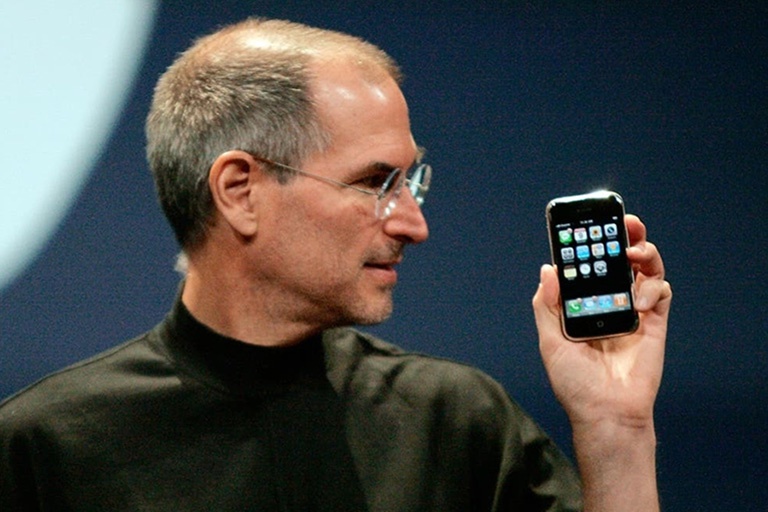 Steve Jobs từng muốn iPhone không có khe SIM