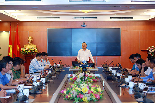 Thứ trưởng Bộ TT&TT Phạm Đức Long nhấn mạnh rằng, thuê bao không chính chủ, SIM rác hiện là vấn nạn của xã hội. 