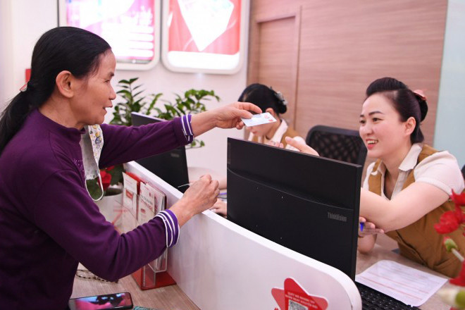 Người dùng di động chuẩn hóa thông tin thuê bao tại điểm giao dịch của nhà mạng viễn thông.