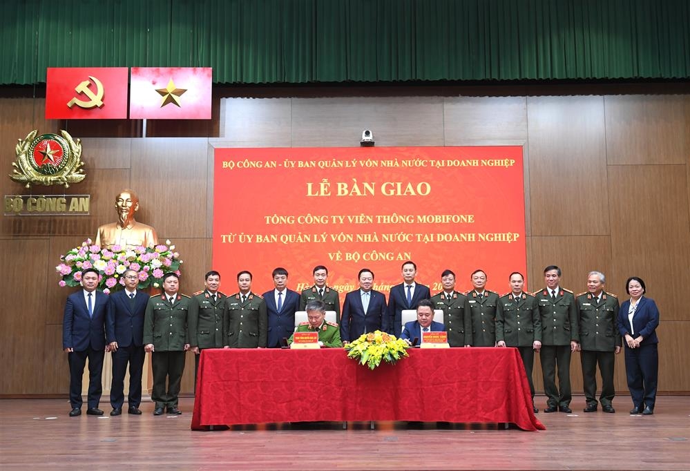 Lãnh đạo hai đơn vị ký biên bản bàn giao.